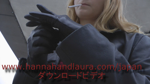 黒革手袋彼女 女の子の喫煙 たばこの煙 革のコート